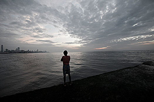 孤单,男人,围绕,海洋,天空,满,灰色,暗色,剪影,城市,远处,背景,孟买,印度
