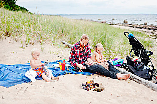 父亲,两个孩子,放松,海滩
