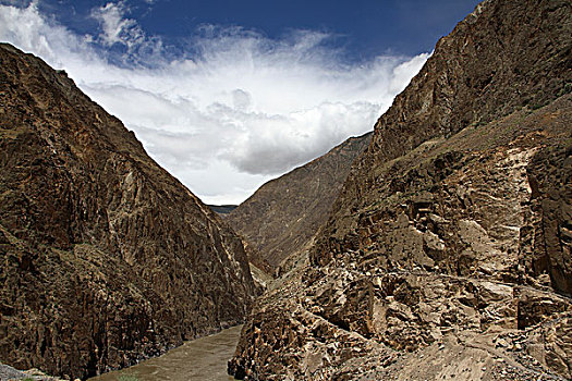 西藏的高山峡谷