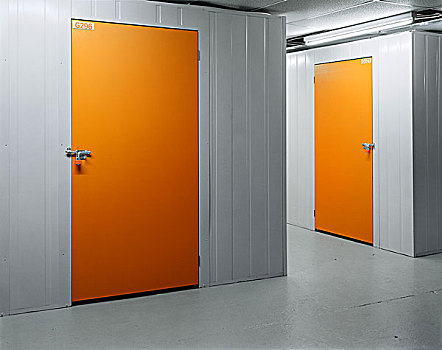 两个,橙色,门,位于,灰色,走廊,室内,存储,设施