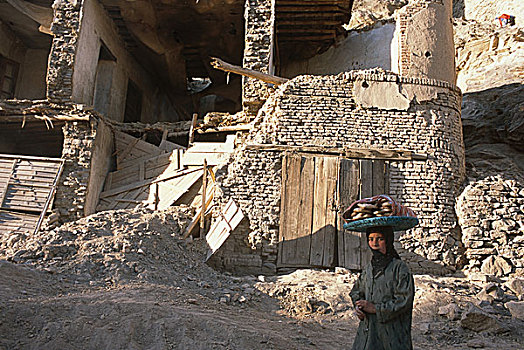 女人,装载,面包,头部,走,脏,街道,建筑,损坏,战争,靠近,喀布尔,阿富汗