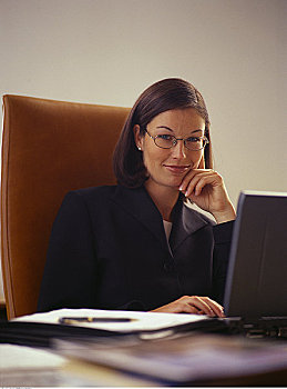 肖像,职业女性,坐,书桌,笔记本电脑