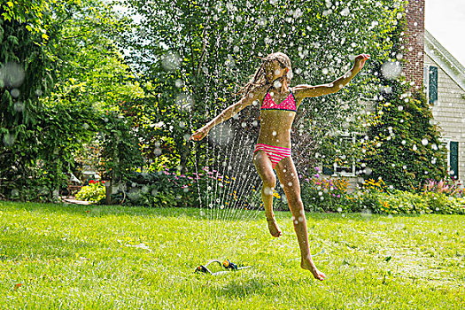 女孩,泳衣,跳跃,上方,花园,洒水器