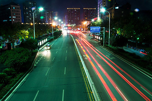 夜晚车辆在路上留下灯光的轨迹