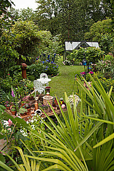 草坪,花坛,鲜明,蓝色,玻璃,装饰,盆栽,多汁植物,桌上,棕榈叶,前景