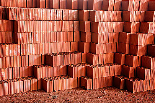 房屋建筑施工工地上堆积的方形红色砖头