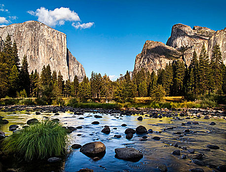 美国,加利福尼亚,优胜美地国家公园,默塞德河,船长峰,教堂岩,优胜美地山谷