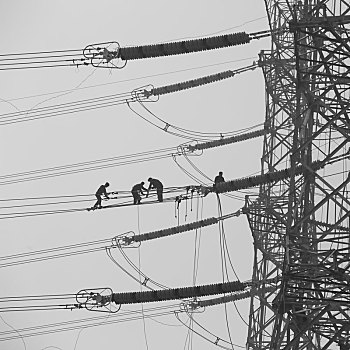 电力工人架设高压线塔的场景