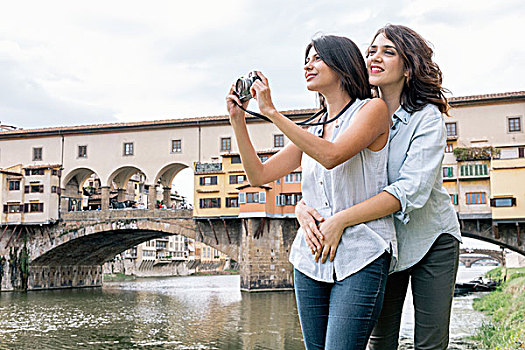 女同性恋伴侣,站立,搂抱,正面,维奇奥桥,阿尔诺河,数码相机,拿,摄影,佛罗伦萨,托斯卡纳,意大利
