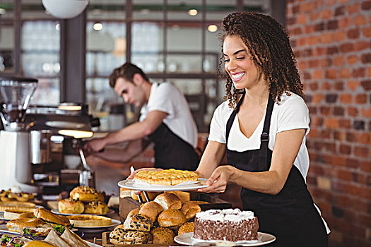 微笑,女店员,拿着,蛋糕,正面,同事,咖啡馆
