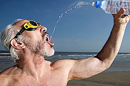 男人,海滩,喝,水瓶