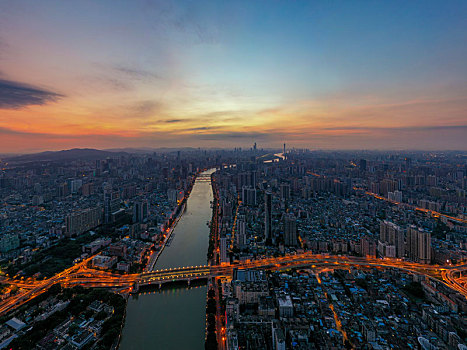 中国广东广州,航拍珠江穿城而过的自然与城市景观