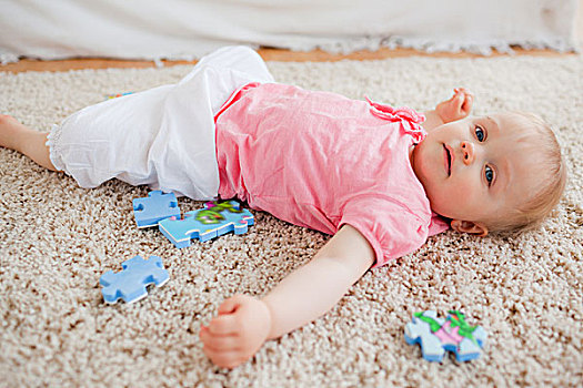 可爱,金发,婴儿,玩,拼图,躺着,地毯