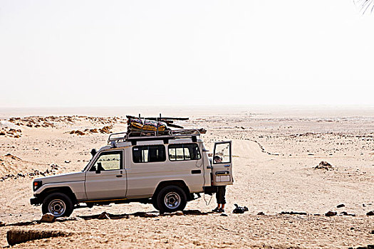 女人,吉普车,白沙漠,埃及