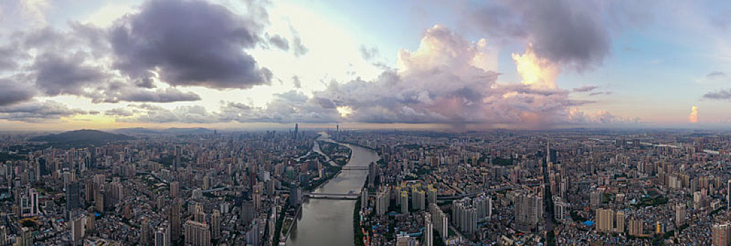 中国广东广州,航拍夏季晨曦中的广州塔和珠江广州河段两岸景观
