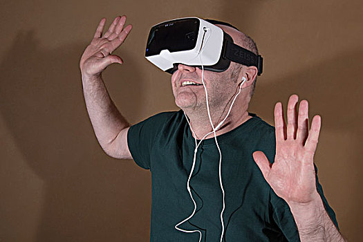 男人,戴着,虚拟现实,一个,塑料制品,护目镜,托架,星系,机器人,智能手机,耳机,抬手