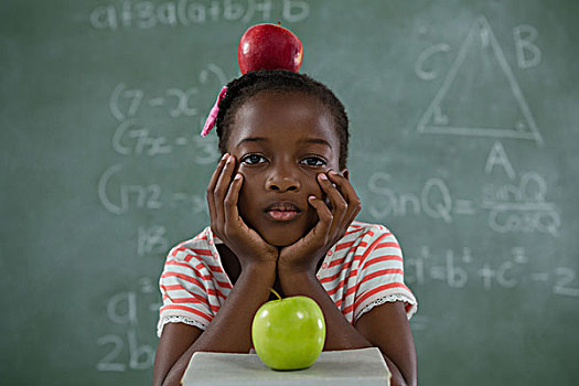 女生,坐,红苹果,头部,黑板,头像