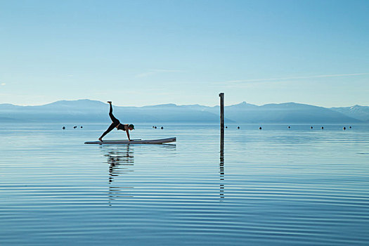 女人,瑜伽姿势,湖,太浩湖,内华达,美国