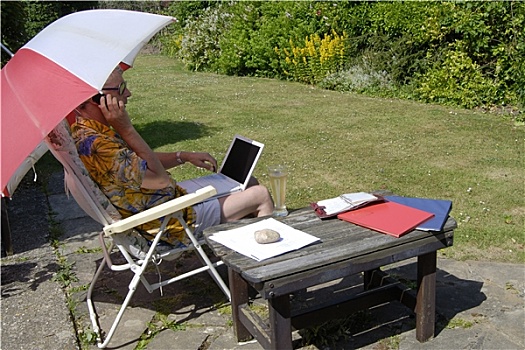 男人,手机,笔记本电脑,花园