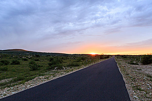 草原上的公路