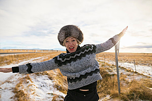 成年,女人,姿势,伸展胳膊,积雪,地点,冰岛