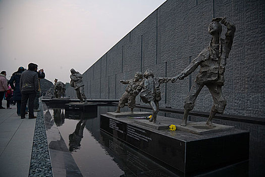江苏南京大屠杀纪念馆前的雕塑