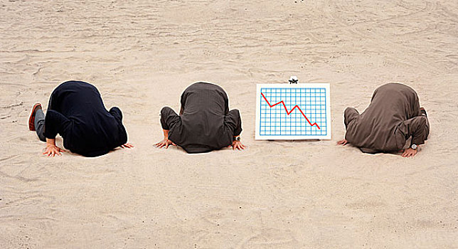 三个,商务人士,头部,沙子,跪着,靠近,图表,展示,失败,收益