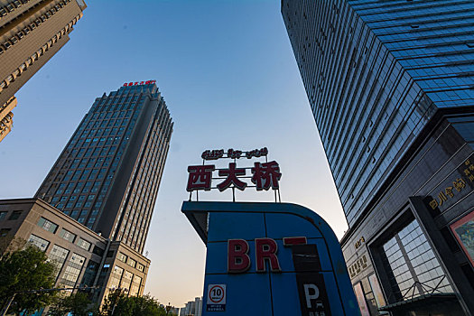 夕阳下,城市建筑