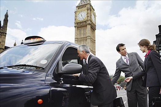 商务人士,进入,出租车,伦敦,英格兰