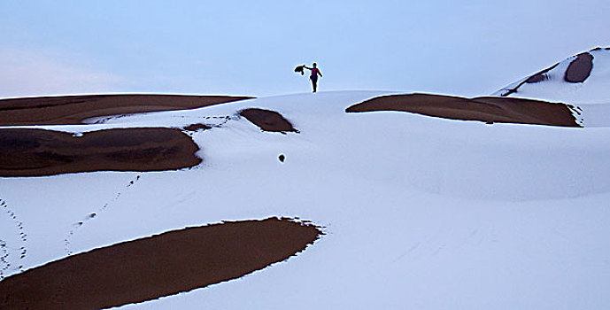 库木塔格沙漠雪景