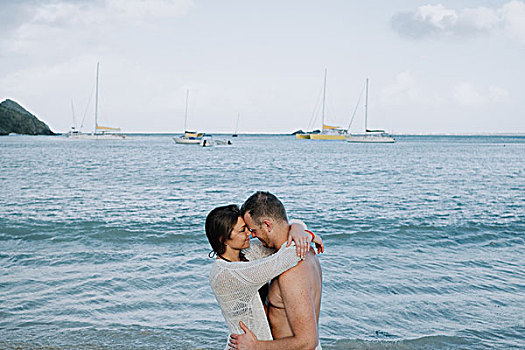 情侣,站立,海洋,搂抱,面对面,圣徒,加勒比