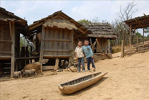 两个男孩,乡村,洪族人,残留,爆炸,喂食,槽,省,老挝,东南亚