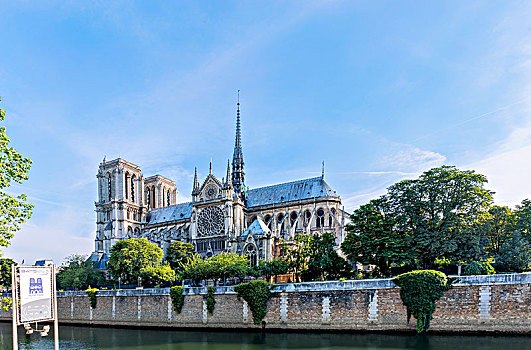 法国巴黎圣母院日景