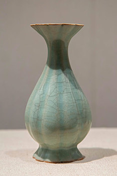 龙泉窑青瓷花口瓶
