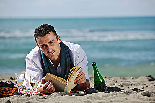 男青年,放松,海滩,美女,晴天,读,书本,夏天,鱼群,教育,概念