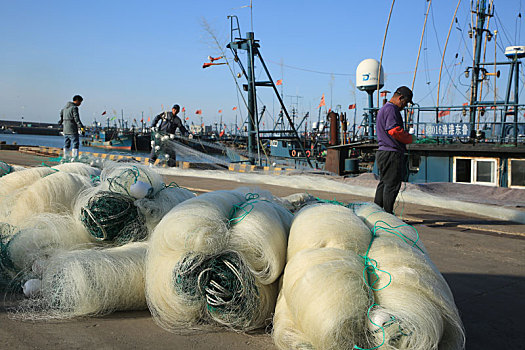 渔港迎来休渔季,渔民收拾渔具上岸期待秋季开海