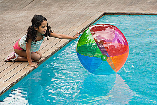 女孩,蹲,旁侧,游泳池,玩,水皮球