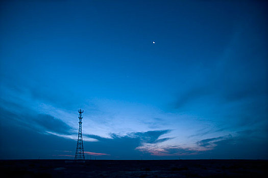 黎明中的通讯塔