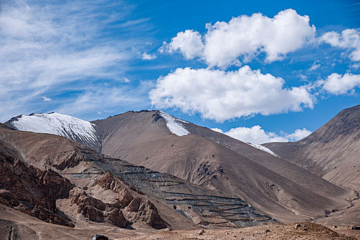 新疆喀什至塔县314国道塔什库尔干河谷边的群山