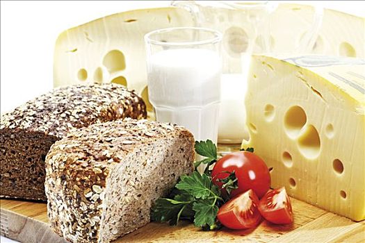 奶酪,楔形,长条面包,牛奶,西红柿,木质,案板