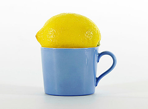 柠檬,上面,蓝色,陶瓷,杯子,白色背景,背景