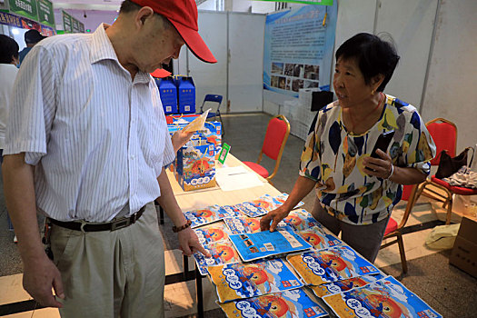 山东省日照市,市民排队逛展销会,货真价实节味十足