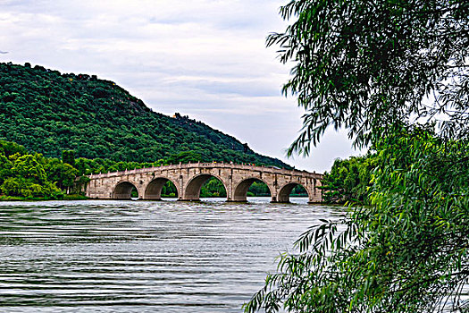 公园景观跨湖桥