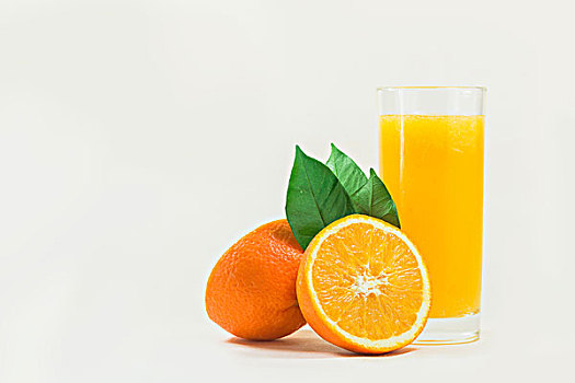 切开的橙子与一杯橙汁