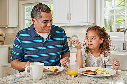 父亲,女儿,并排,厨房操作台,吃饭,早餐,微笑