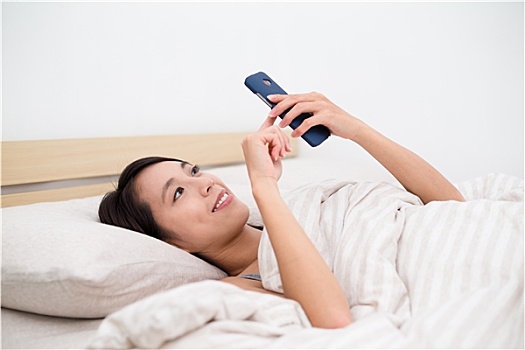 亚洲女性,躺下,床,手机