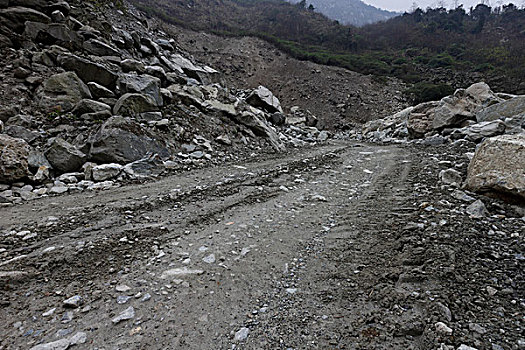 汽车素材,烂路乱石,山路