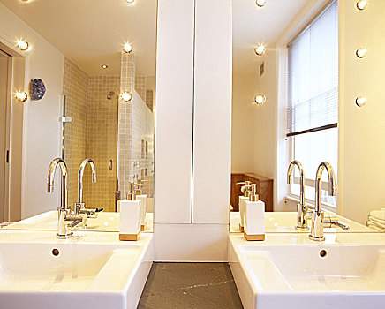 鲜明,现代,浴室,特写,一对,水槽,镜子,反射
