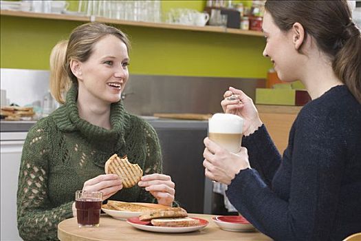 两个女人,咖啡馆,交谈