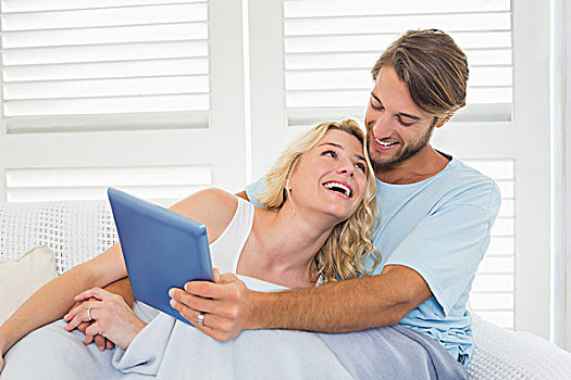 微笑,休闲,坐,夫妇,沙发,毯子,平板电脑